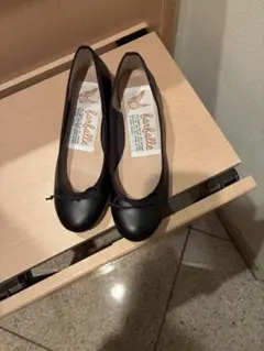 黒のバレーシューズです。 底は汚れありますが、前、横共に綺麗です。