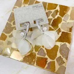 定価¥1,650【新品未使用】kaza ホワイトパールお花シャラシャライヤリング