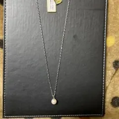 真珠ペンダントの細リンクチェーンネックレス