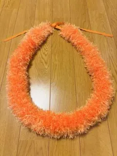 オレンジ色のフラダンス用レイ