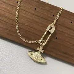 Vivienne ヴィヴィアンの安全ピンオーブネックレス