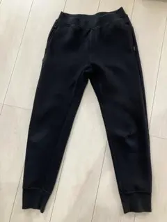 黒のスウェットパンツ　ユニクロ140
