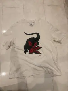 LACOSTE x STRANGER THINGS Tシャツ
