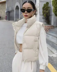 ベージュ ダウンベスト