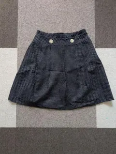 黒と白のドット柄フレアスカートキレイめコーデに