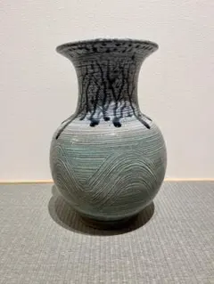 青緑色の波状模様の花瓶