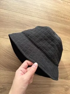 黒いテクスチャー仕上げバケットハット