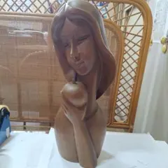 木製女性像 リンゴを持つ彫刻