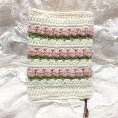 ハンドメイド୨୧かぎ針編み　チューリップのブックカバー　編み物　ホワイト×ピンク
