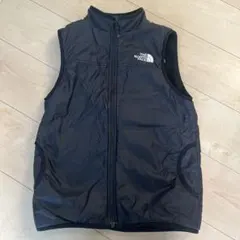 フリースとナイロンのリバーシブルデザインのベスト。