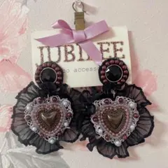 JUBILEE ハートビーズ刺繍ピアス ブラック×パープル