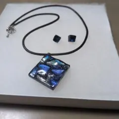 青黒ガラス製ネックレスとピアスのセット