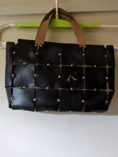 開店レアセール！！キタムラカバンスタッズ付き黒レザーハンドバッグ Kのロゴ