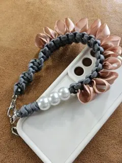 【558】サテン　コーラル　グレー　パール　ハンドストラップ　スマホストラップ