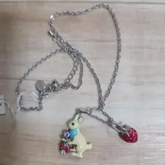 ウサギとイチゴのチャームネックレス（未使用）