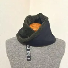 リバーシブル 男女兼用　キレイな形のネックウォーマー 黒とオリーブグリーン