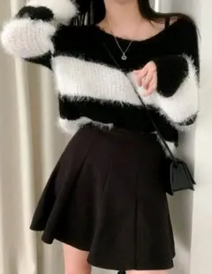 黒と白のストライプ Vネックセーター S