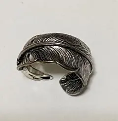 フェザーデザインのシルバー調オープンリングです。限界価格です。