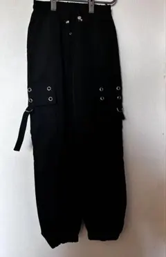 黒 カーゴパンツ