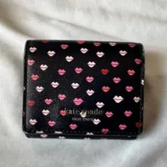 【レアデザイン】 katespade 二つ折り財布 リップ柄