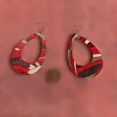 赤と白の布製オープンドロップ型ピアス