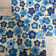 青い花と黒猫の綿プリントカット生地　34×30cm 2枚