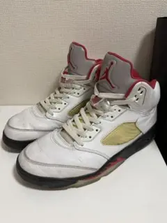 レッド スニーカー