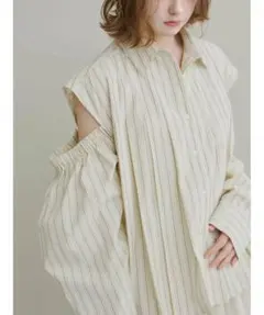 olu. 2wayストライプショルダースリットシャツ　ブラウス