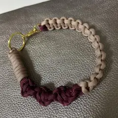 ハンドストラップ　パラコード　ハンドメイド　ピンクベージュ×ワインブラック