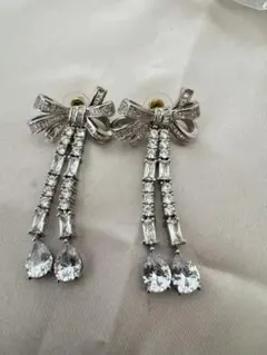 リボンデザインのロングピアス