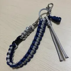 パラコード ハンドメイドストラップ キーホルダー　ネイビー とグレージュ