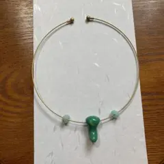 緑色と青色のビーズのチョーカー