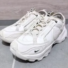 NIKE TC7900 スニーカー ホワイト　23.5cmのサムネイル