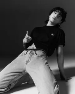 Stray Kids スキズ ヒョンジン GUESS 韓国限定 三角 Tシャツ - メルカリ