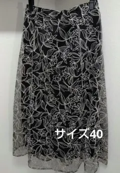 フレアスカート 黒と白の花柄 ひざ丈