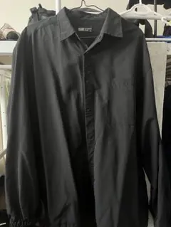 黒の長袖シャツ ポケット付き