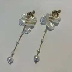 花形パールイヤリング ゴールドチェーン付き