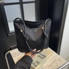 トライアングルロゴ 黒 ショルダーバッグ