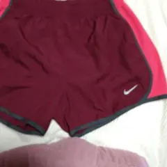 Nike バーガンディ/ピンク ショートパンツ