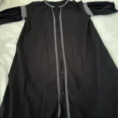 黒の刺繍入り長袖シャツワンピース