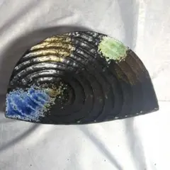 半月型 黒色皿 青緑色彩