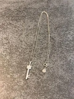 クロスフォー　フラワーモチーフ 鍵型 ネックレス シルバーカラー