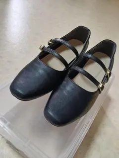 黒いストラップ付き低ヒールシューズ　パンプス