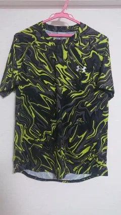 Under Armour カモフラージュ Tシャツ 黒/黄緑