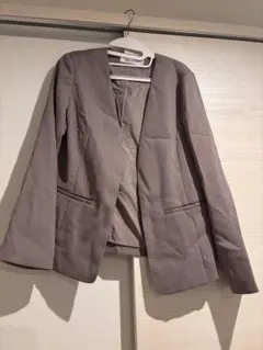 ナチュラルビューティーベーシック　ブラウンノーカラージャケット