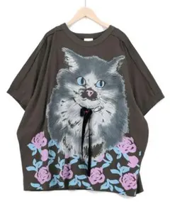ScoLar 162730：リボン付き もふもふハチワレネコ柄Tシャツ