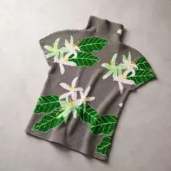 ISSEY MIYAKE me イッセイミヤケ 花柄プリーツトップスのサムネイル