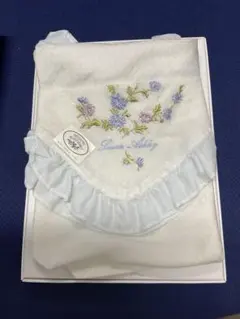 刺繍フリル付きホワイトハンカチ　ローラアシュレイ