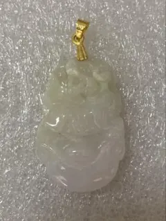 天然石　翡翠　虎　彫刻　ペンダントトップ