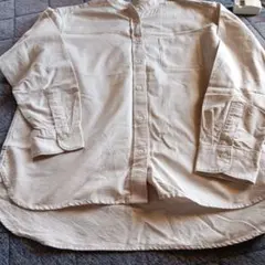 ベージュのシャツ